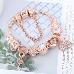 Roségoldenes Schlangenarmband mit herzförmigen Anhängern und Diamantschlüssel-Charms