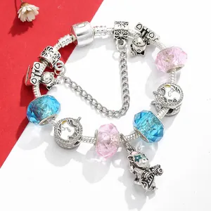 Bracciale con ciondoli unicorno e perline di cristallo rosa su sfondo rosso e bianco