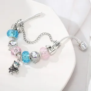 Bracciale con ciondoli unicorno e cristalli color pastello su vassoio in ceramica