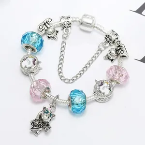 Bracciale con ciondolo a forma di unicorno e perline di vetro rosa e blu in argento