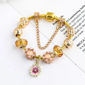 Bracelet à breloques dorées avec pendentif marguerite rose et perles de verre jaunes