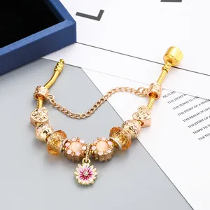 Bracelet à breloques doré avec pendentif marguerite rose et perles de cœur sur chaîne