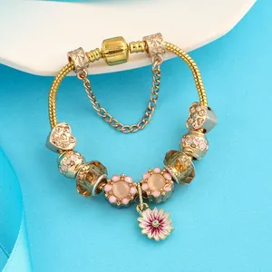 Bracelet à breloques DIY doré avec pendentifs marguerites roses et perles de cœur