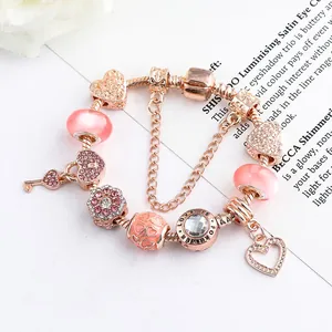 Roségoldenes Bettelarmband mit rosa Perlen, Kristallherz und Herz-Schlüssel-Anhänger