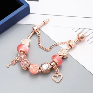Roségoldenes Charm-Armband mit rosa Katzenaugen-Perlen, Herz- und Schlüsselanhängern