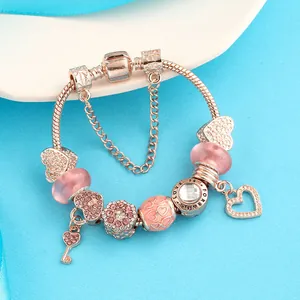Roségoldenes Charm-Armband mit rosa Kristallen, Strass-Herz und Schlüssel-Anhängern