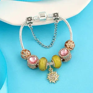 Pulsera DIY con dije de sol cristales rosas y cuentas de vidrio verde en cadena de plata