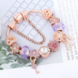 Roségold Schlangen-Charm-Armband mit lila Kristallen, Herzschlüssel und Federanhängern