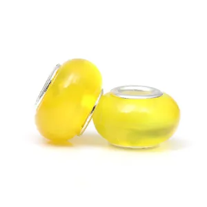 Deux perles de charme jaunes en acrylique à grands trous avec noyaux argentés pour DIY