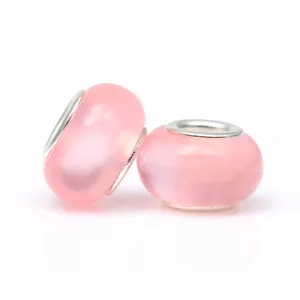 Paire de perles en résine rose translucide avec larges cœurs en métal argenté pour DIY