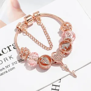 Roségoldenes Perlenarmband mit rosa Kristall, Herzanhänger und Schlüssel an der Schlangenkette