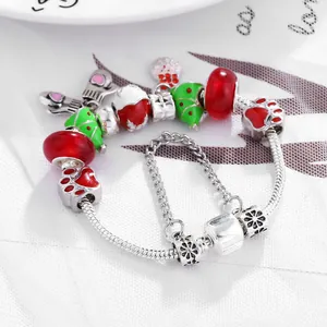 Klassisches Weihnachts-Charm-Armband mit roten Perlen und festlichen Anhängern in Silber