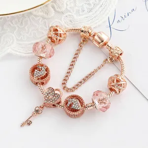 Roségoldenes Charm-Armband mit Herzschloss, Schlüsselanhänger und rosa Kristallperlen