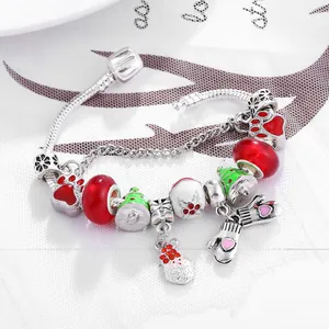 Weihnachtliches Bettelarmband mit roten Perlen, Bäumen und Schneemann an silberner Schlangenkette