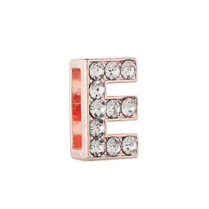 Détail du charm lettre E en or rose serti de cristaux pour bracelet de 10mm