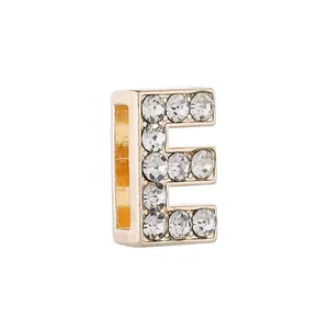 Détail du charm lettre E dorée sertie de cristaux pour bracelets personnalisés