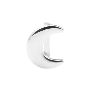 Détail d'une boucle d'oreille croissant de lune argentée avec une finition miroir polie