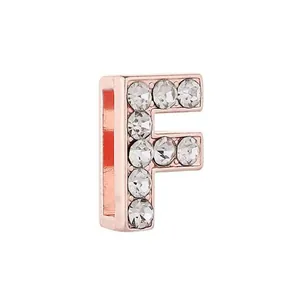 Vue macro de la perle coulissante lettre F or rose 10mm avec strass pour bracelets