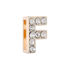 Vue détaillée de la perle lettre F dorée avec cristaux pour accessoires de bracelet DIY