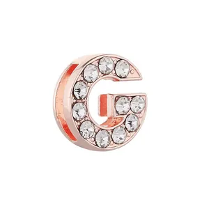 Vue détaillée d'une perle lettre G en or rose avec strass pour bracelets DIY personnalisés