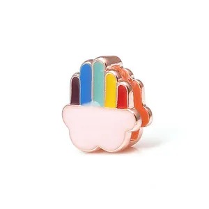 Détail d'un pendentif arc-en-ciel en or rose avec émail et nuage pour bracelets DIY