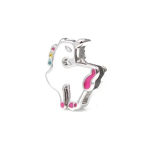 Détail de la perle licorne en émail arc-en-ciel pour bracelets en maille à faire soi-même