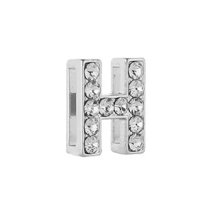 Détail de la breloque lettre H argentée avec cristaux pour bracelet en maille 10mm