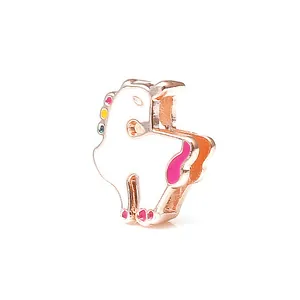 Détail du charme licorne en or rose avec émail coloré sur fond blanc épuré