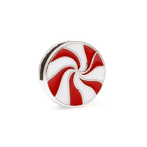 Détail de la perle spirale émaillée rouge et blanche pour bracelet en maille