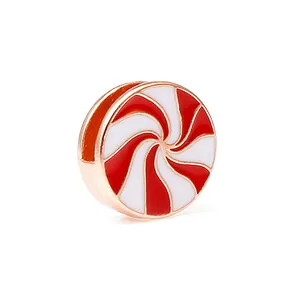 Détail de la breloque bonbon en émail rouge et blanc avec bords en or rose pour bracelets