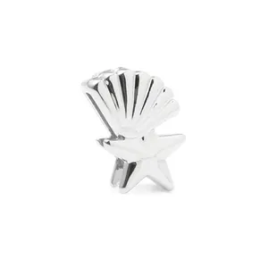 Détail macro d'une perle coquillage et étoile de mer en argent pour bracelet