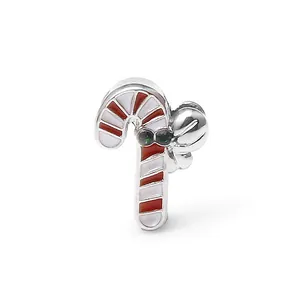 Détail macro du pendentif canne à sucre de Noël en émail rouge et blanc sur métal argenté