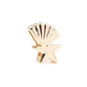 Gros plan d'une perle dorée en forme de coquillage et d'étoile de mer pour bijoux DIY