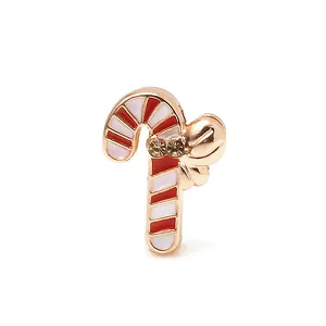 Détail du charm sucre d'orge or rose avec émail rouge blanc et strass brillants incrustés