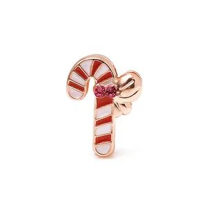 Détail du charm canne en sucre or rose avec émail rouge et nœud en strass rose