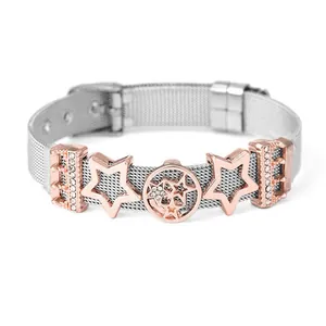 Verzilverde mesh keeper armband met roségouden sterrenhangers en kristallen