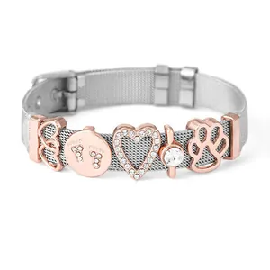 Gedetailleerde close-up van zilveren mesh armband met oneindigheid en hart bedels