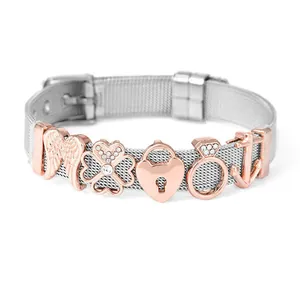 Detail van zilveren mesh armband met roségouden vleugels, klaver en hartje schuifbedels