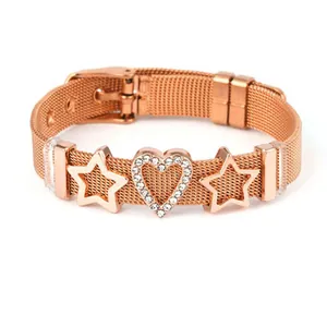 Bracelet en maille or rose avec breloque cœur en strass et étoiles de mer polies