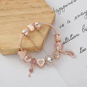 Roségoldenes Schlangen-Armband mit rosa Kristallperlen und Herz-Schlüssel-Anhänger