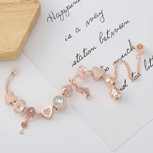 Roségoldenes Schlangenarmband mit Herzschlüssel Anhängern und rosa Glasperlen