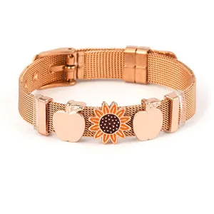 Bracciale a maglia oro rosa con ciondoli a girasole e mela e fibbia regolabile in metallo