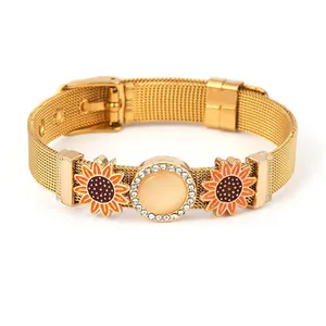 Bracciale a maglia dorata con ciondoli a girasole e strass su sfondo bianco puro
