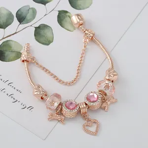 Roségoldenes Charm-Armband mit Herz, Schleife, rosa Edelsteinen und Blumendetails