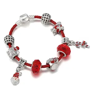 Bracciale natalizio fai-da-te in pelle rossa intrecciata con Babbo Natale e ciondoli
