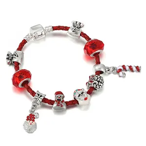 Bracciale natalizio fai-da-te con ciondoli Babbo Natale e bastoncino di zucchero in pelle