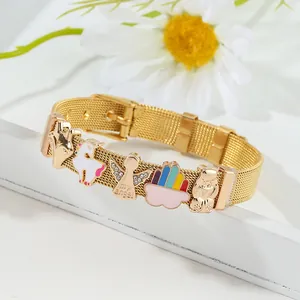 Detalle de pulsera de malla dorada de 10 mm con dijes de unicornio y colgante de mi ángel