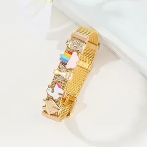 Detalle de pulsera de malla dorada de 10mm con dijes de unicornio arcoíris y osos deslizantes