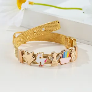 Detalle de pulsera de malla de 10mm con dijes coloridos de unicornio y ángel