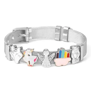 Pulsera de malla plateada con dijes coloridos de unicornio, arcoíris y figuras de zorro